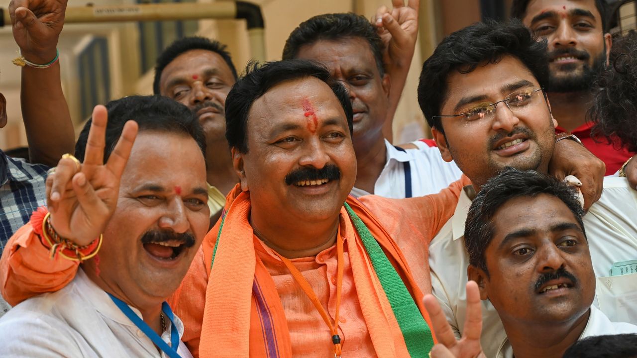 Karnataka Assembly Election: ‘হাতের’ মুঠোয় কর্নাটক, তবুও বেঙ্গালুরুতে ফুটল পদ্মই