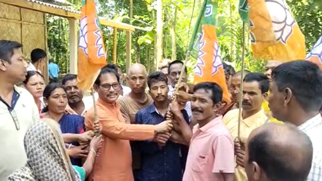 BJP Joining: জন্মলগ্ন থেকে তৃণমূল করেও ঘর পেতে কাটমানি! সঙ্গীদের নিয়ে দল ছাড়লেন ৮৫ বছরের বৃদ্ধ