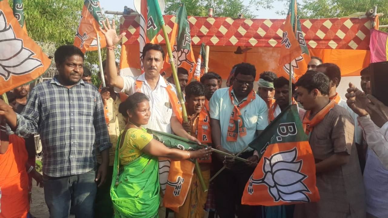 BJP Joining: অভিষেক কর্মসূচির পর ঘাসফুল শিবির ছেড়ে ১০০ জন আদিবাসী যোগ দিলেন বিজেপিতে