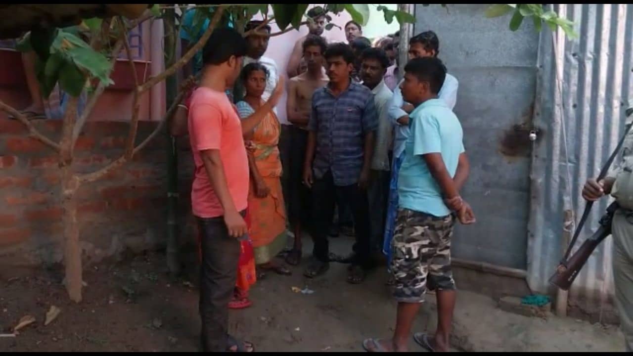 Katwa Murder: বাড়ি ভাড়া দিয়েও বিপদ, বাড়ি মালিক  জানালা দিয়ে ভাড়াটের স্ত্রীকে যে অবস্থায় দেখলেন...