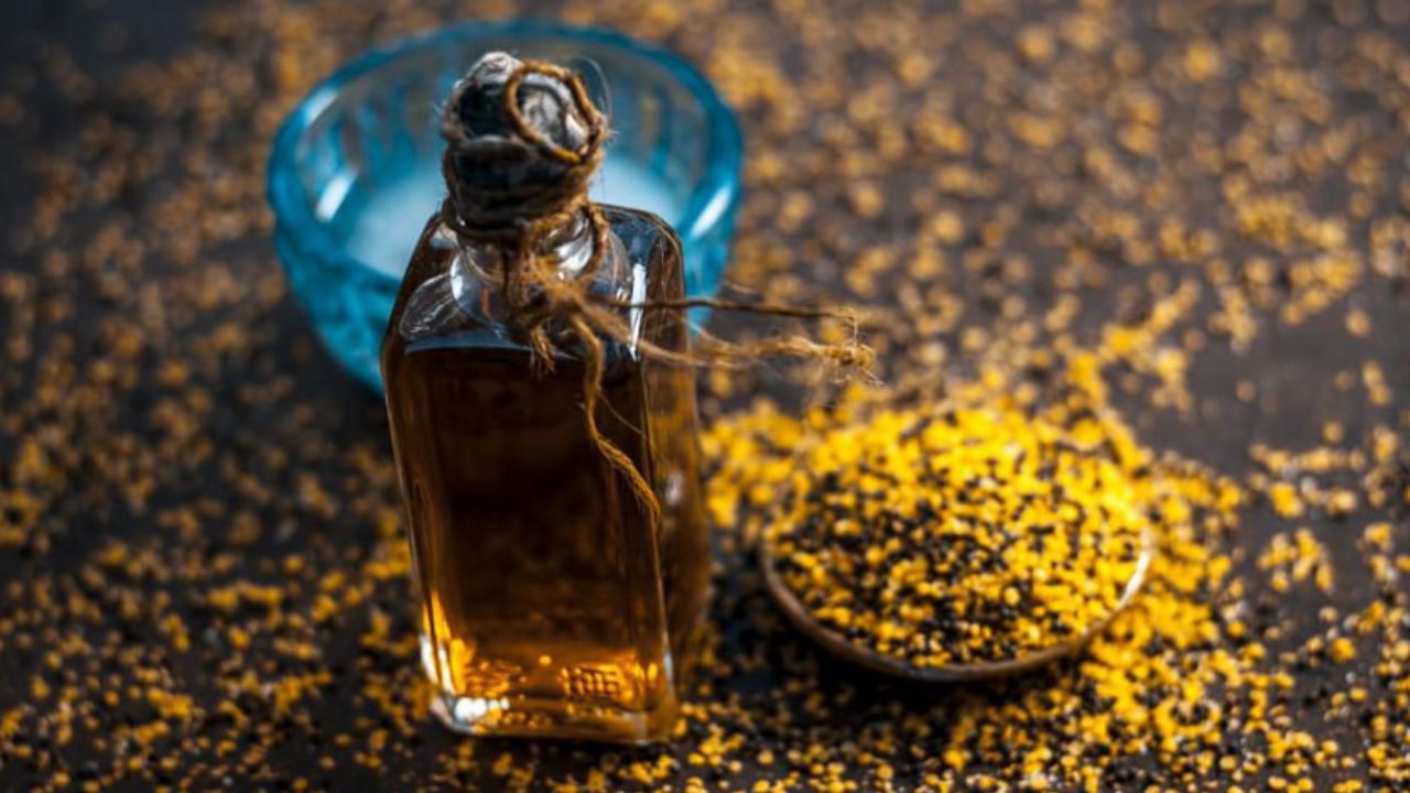 তেল, বিশেষ করে সরষের তেল শনিদেবের সঙ্গে সম্পর্কিত বলে মনে করা হয়। তেল ছিটিয়ে পড়ে গেলে রুষ্ট হোন শনিদেব।