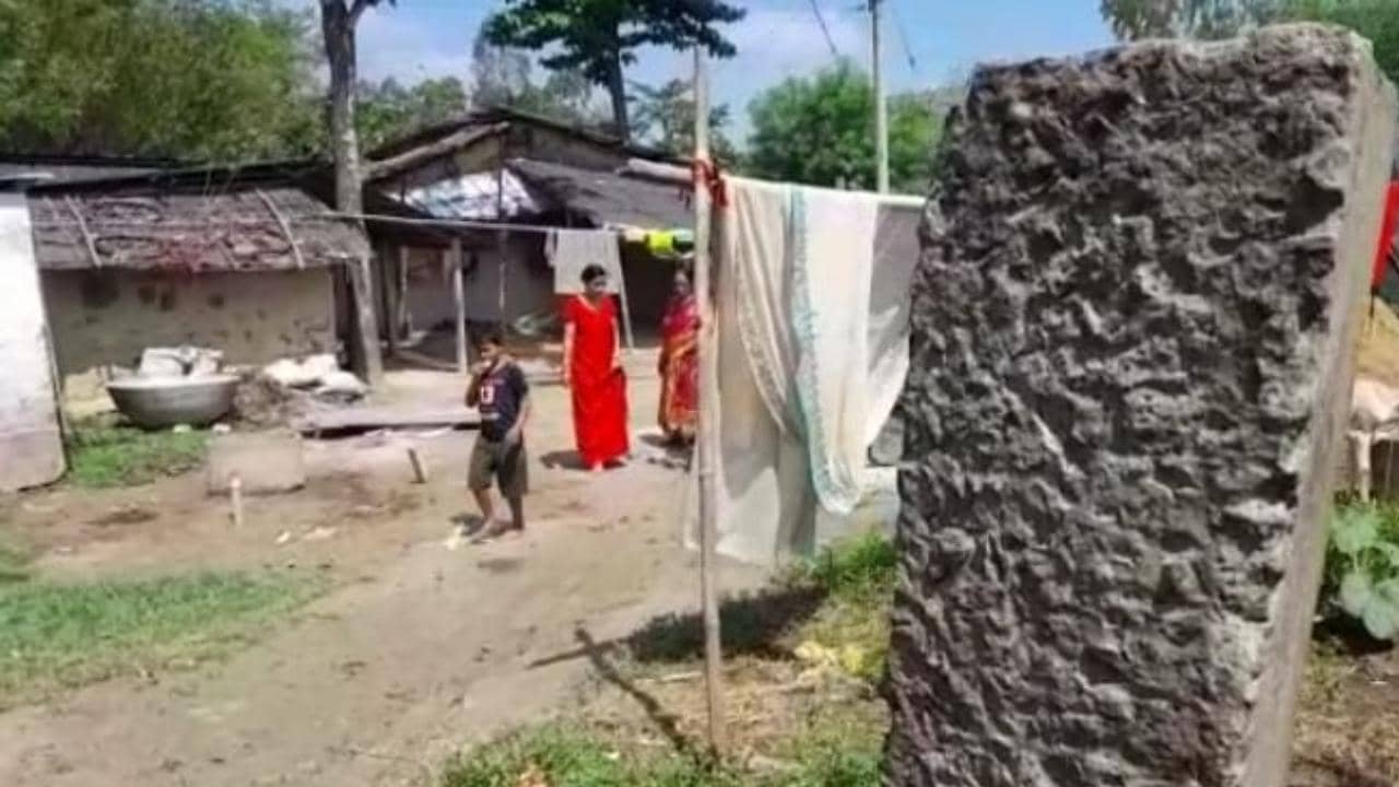 Balurghat: বালুরঘাট-হিলি রেল লাইন সম্প্রসারণের ফলে উঠে যেতে চলেছে আস্ত একটা গ্রাম, জোরালো হচ্ছে পুনর্বাসনের দাবি