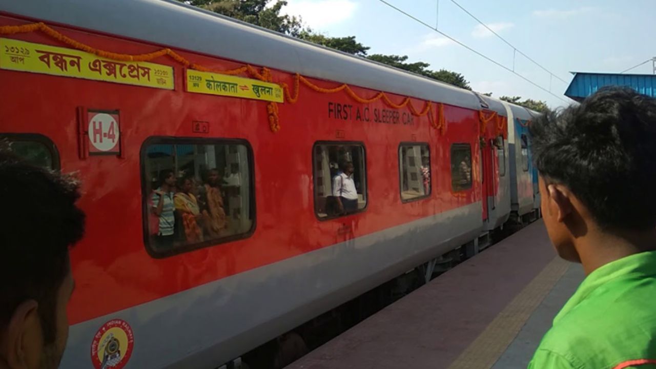 Dhaka-Kolkata Express: বেলাইন কামরা, চালকের তৎপরতায় বড় দুর্ঘটনা এড়াল ঢাকা-কলকাতা বন্ধন এক্সপ্রেস