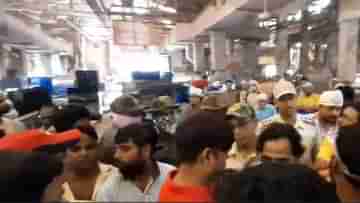 Shyamnagar Chaos: শ্যামনগরের ব্যাটারি কারখানায় ব্যাপক উত্তেজনা, পুলিশের সঙ্গে ধ্বস্তাধস্তি শ্রমিকদের