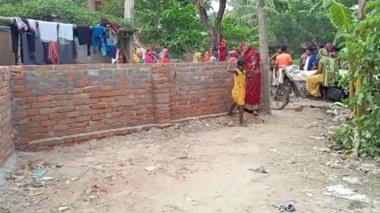 ISF-TMC Clash: রাস্তা নিয়ে দড়ি টানাটানি TMC ও ISF-এর, পারপার করতে ভয় পাচ্ছেন ভাঙড়ের মানুষ