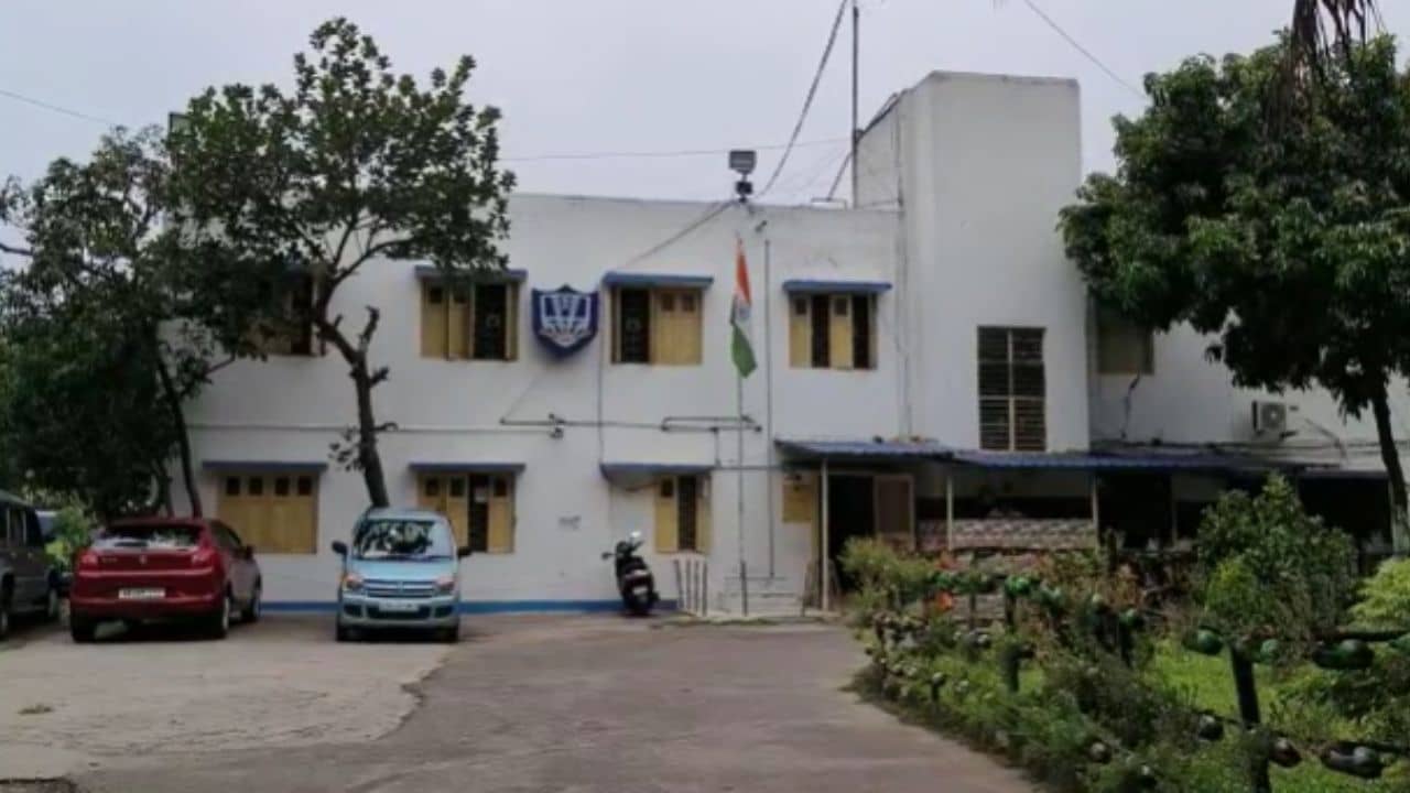 Bidhanagar Physical Harassment Case: শুটিংয়ের ফাঁকে পরিচালকের মেয়ের সঙ্গেই নোংরা আচরণ, গ্রেফতার অভিনেতা গায়ক