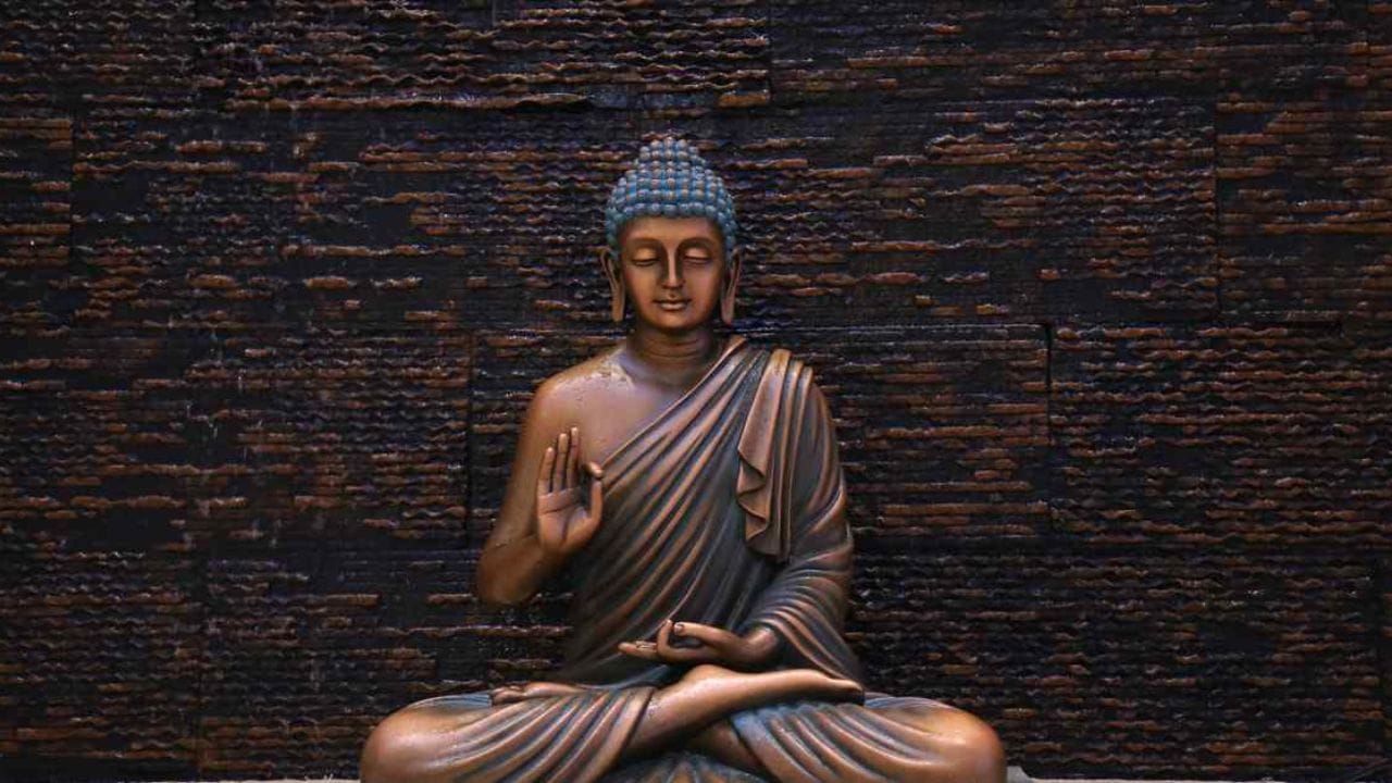 Buddha Statue For Home শান্তি ফেরাতে ঘরে বুদ্ধের মূর্তি রাখতে চান