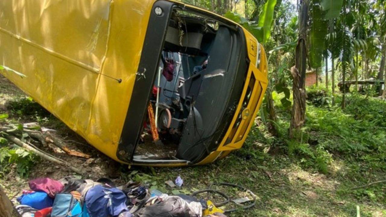 Accident in Gangtok: গ্যাংটকের কাছে উল্টে গেল ছাত্রছাত্রী বোঝাই বাস, গুরুতর জখম শিশু সহ ১২