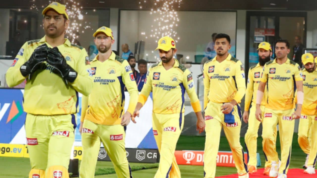 MS Dhoni : চেন্নাই শিবিরে শাসন নেই, মাহির রাজত্বে সবাই রাজা