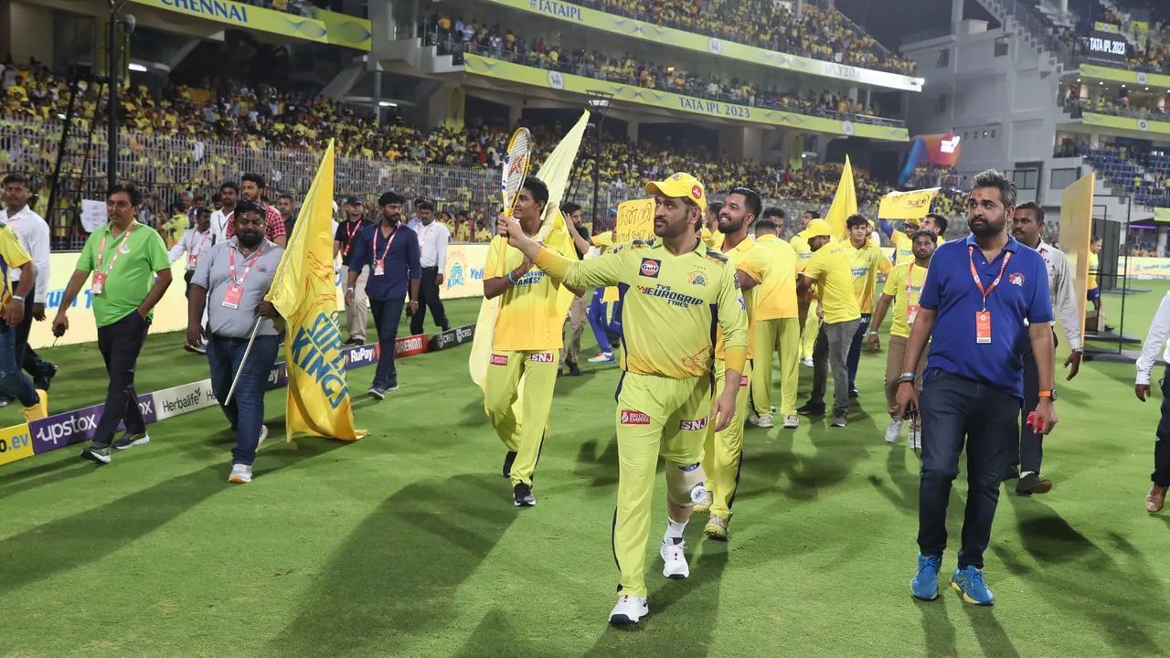 CSK vs KKR : মাঠ প্রদক্ষিণ, গাভাসকরের শার্টে অটোগ্রাফ; ধোনি কি অবসরের ইঙ্গিত দিলেন?