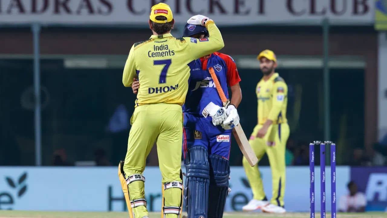 CSK vs DC : হাঁটুর চোট নিয়ে বিধ্বংসী ব্যাটিং, ধোনি কী বললেন?