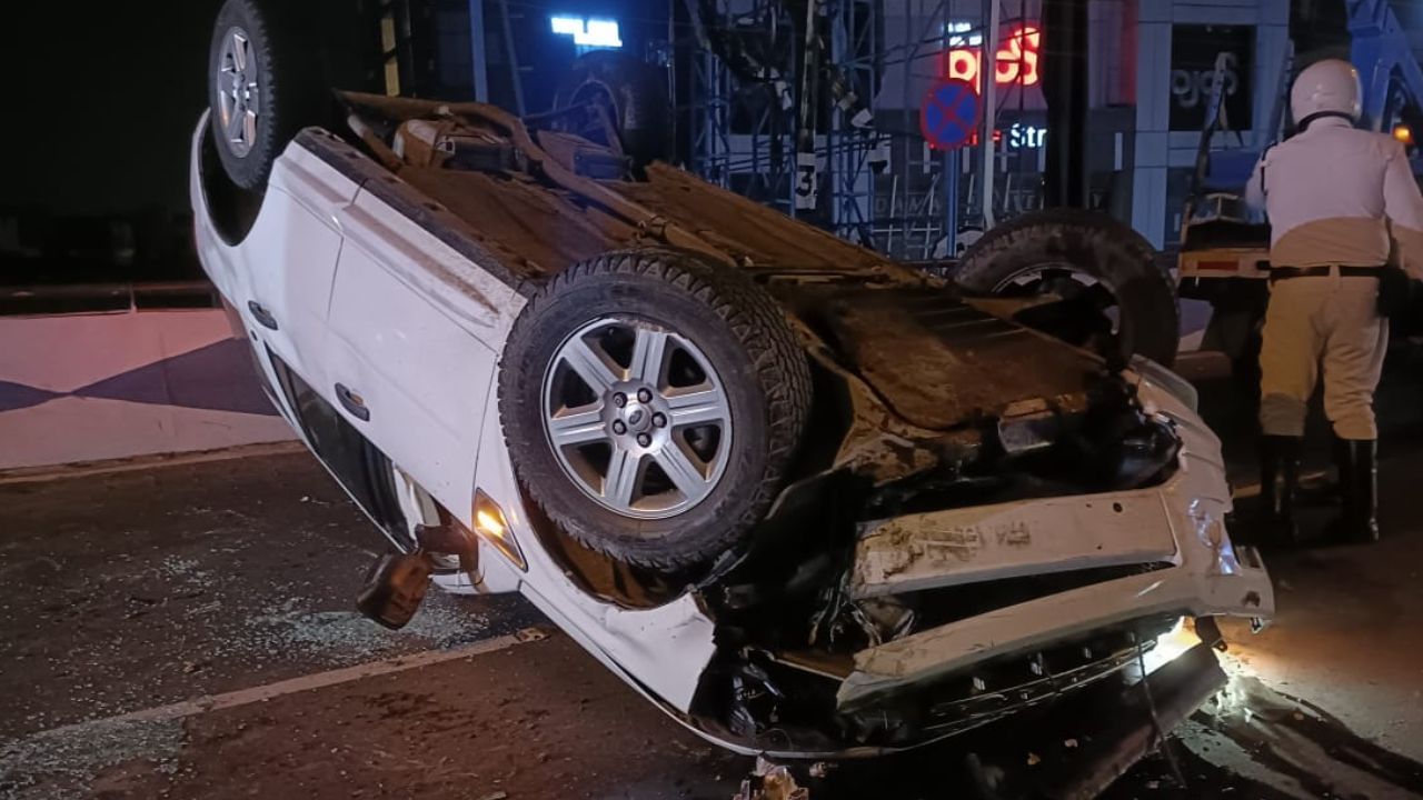 Kolkata Accident মা ফ্লাইওভারে উল্টে গেল গাড়ি, রাতে থমকে গেল যান