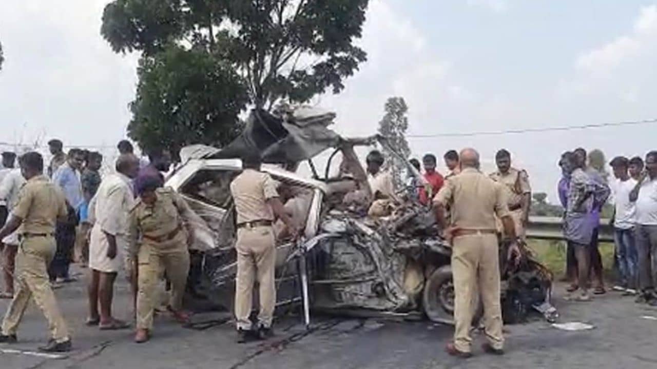 Car Accident: বাসের সঙ্গে SUV গাড়ির মুখোমুখি সংঘর্ষ, মৃত ২ শিশু-সহ ১০