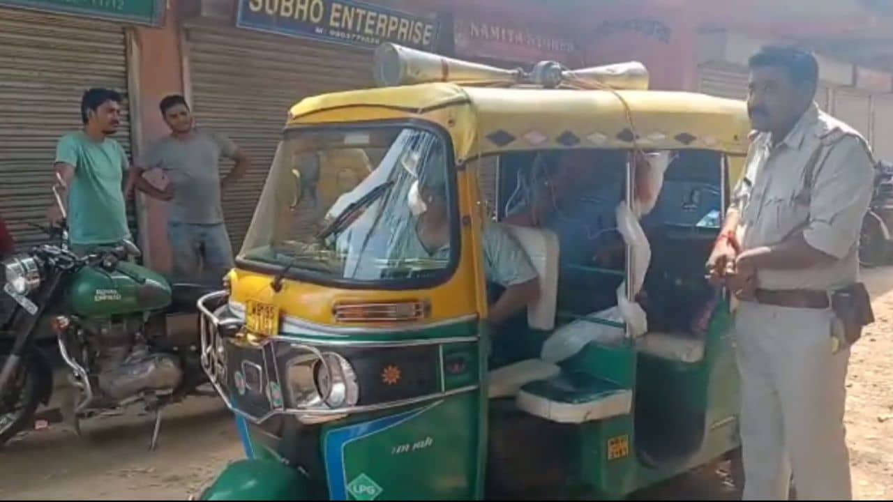 Champahati: চম্পাহাটিতে বাজি বিক্রিতে নিষেধাজ্ঞা, রাতারাতি আকাশ ভেঙে পড়ল হাজার হাজার মানুষের মাথায়