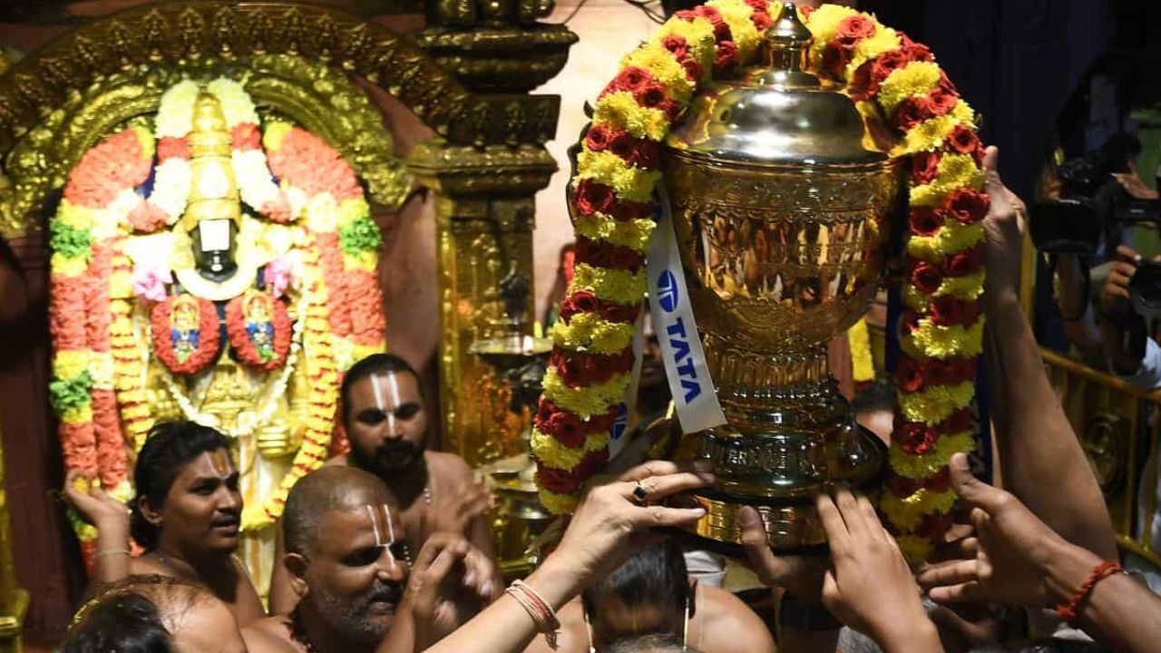 CSK in Tirupati Temple : চ্যাম্পিয়ন হয়ে তিরুপতি বালাজি মন্দিরে সিএসকে, কোন মনস্কামনা নিয়ে ট্রফি-পুজো ধোনির দলের?