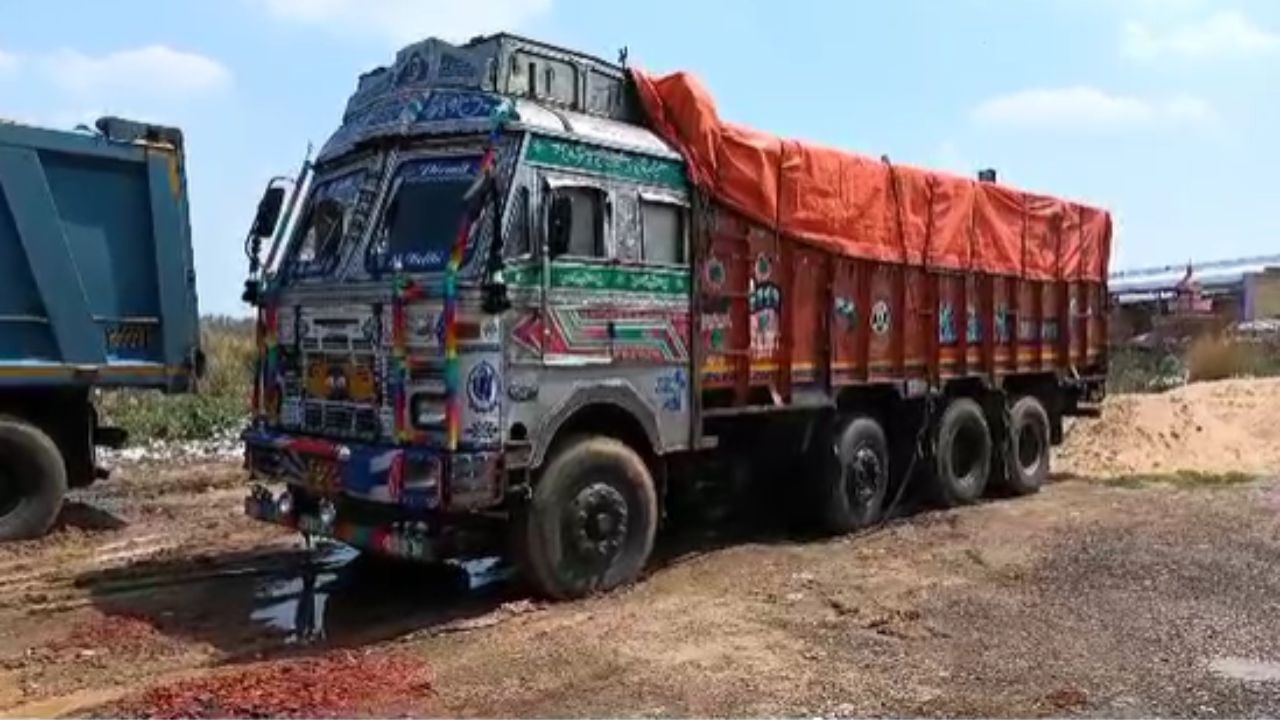 Coal Smuggling: কমলা রঙা ত্রিপলের ফাঁক দিয়েই কালো রঙটা নজরে পড়েছিল দুঁদে কর্তাদের, পর্দাফাঁস তাতেই