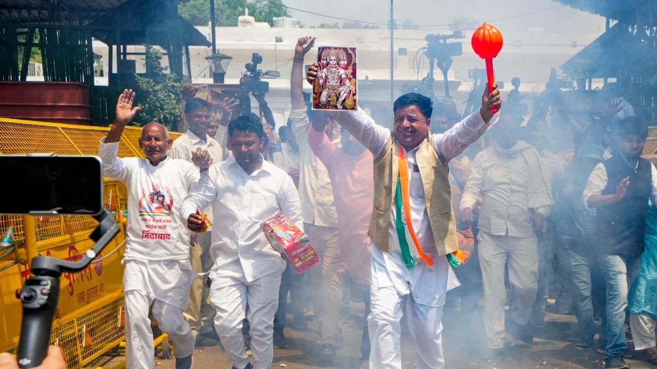 Karnataka Election 2023:  সদর দফতরে হনুমান সেজে তুমুল নাচ কং-নেতাদের