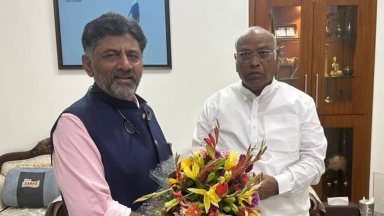 Congress on Karnataka CM: আমাকে মুখ্যমন্ত্রী করুন, বুধে নাম ঘোষণার আগেই খাড়্গের কাছে আর্জি কংগ্রেসের শিবকুমারের