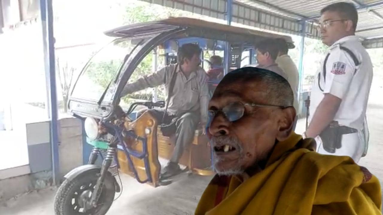 Dankuni: ডাক্তার দেখাতে এসে ফেলে গিয়েছিল ছেলে-বৌমা, টিভি-৯ বাংলা খবরে ঘর ফিরে পেলেন অশীতিপর নিখিল