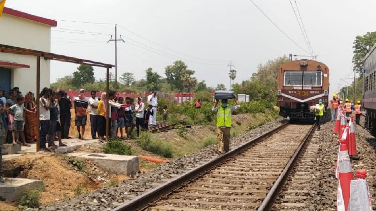 Jharkhand: ২৫০০০ ভোল্টের ছোঁয়ায় ঝলসে গেলেন ৬ রেলকর্মী, ধানবাদে ব্যাহত ট্রেন চলাচল