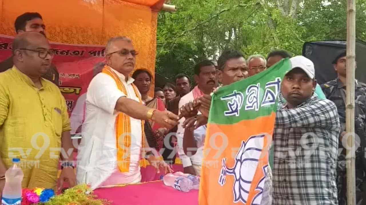 BJP Joining: তৃণমূলে বড় ভাঙন ধরালেন দিলীপ ঘোষ, ঘাসফুল ছেড়ে বিজেপিতে প্রাক্তন প্রধান সহ ১০০