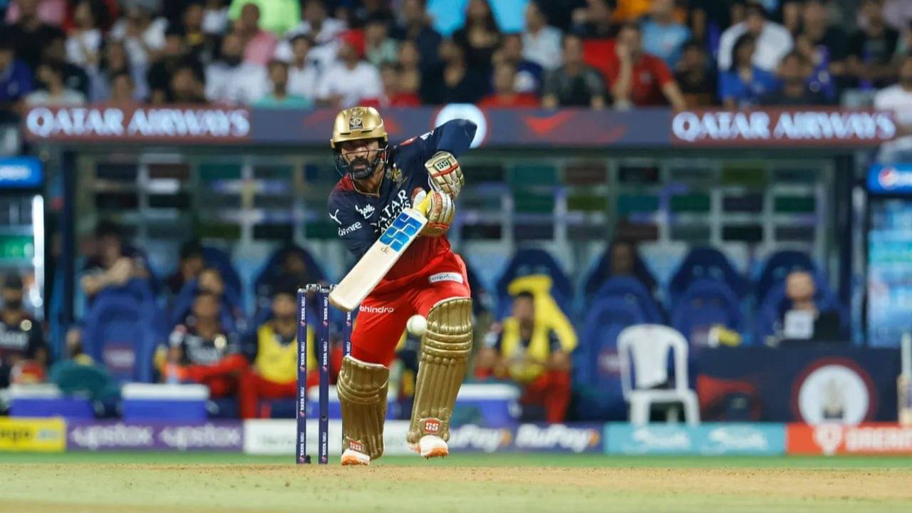 IPL 2023 : শরীর খারাপ নিয়ে MI এর বিরুদ্ধে ক্যামিও ইনিংস, মাঠেই বমি কার্তিকের ; কী হয়েছে তাঁর?