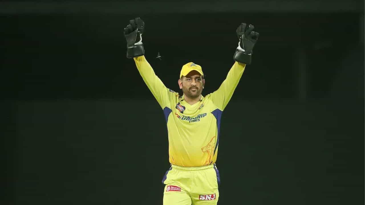 Mahendra Singh Dhoni : ধোনিযুগ... যেখানে মিশে আবেগ-প্রেম-বিস্ময় Mahendra Singh Dhoni : ধোনিযুগ... যেখানে মিশে আবেগ-প্রেম-বিস্ময়