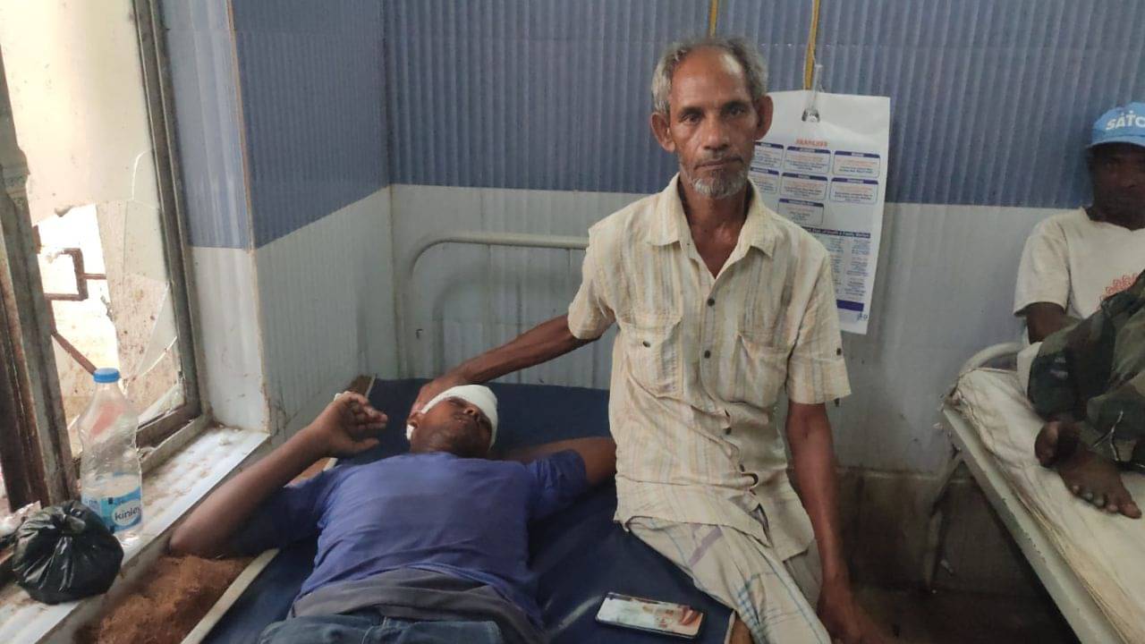 Canning Hospital: অমানবিকতার ছবি! মাথায় ব্যান্ডেজ নিয়ে ২ঘণ্টা হাসপাতালের বাইরেই পড়ে রইলেন মুমূর্ষ রোগী