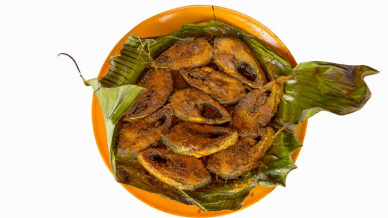 Bengali Fish Curry: খুব সামান্য উপকরণ আর গোনা দুয়েক মশলা দিয়েই বানিয়ে ফেলুন মাছ চচ্চড়ি