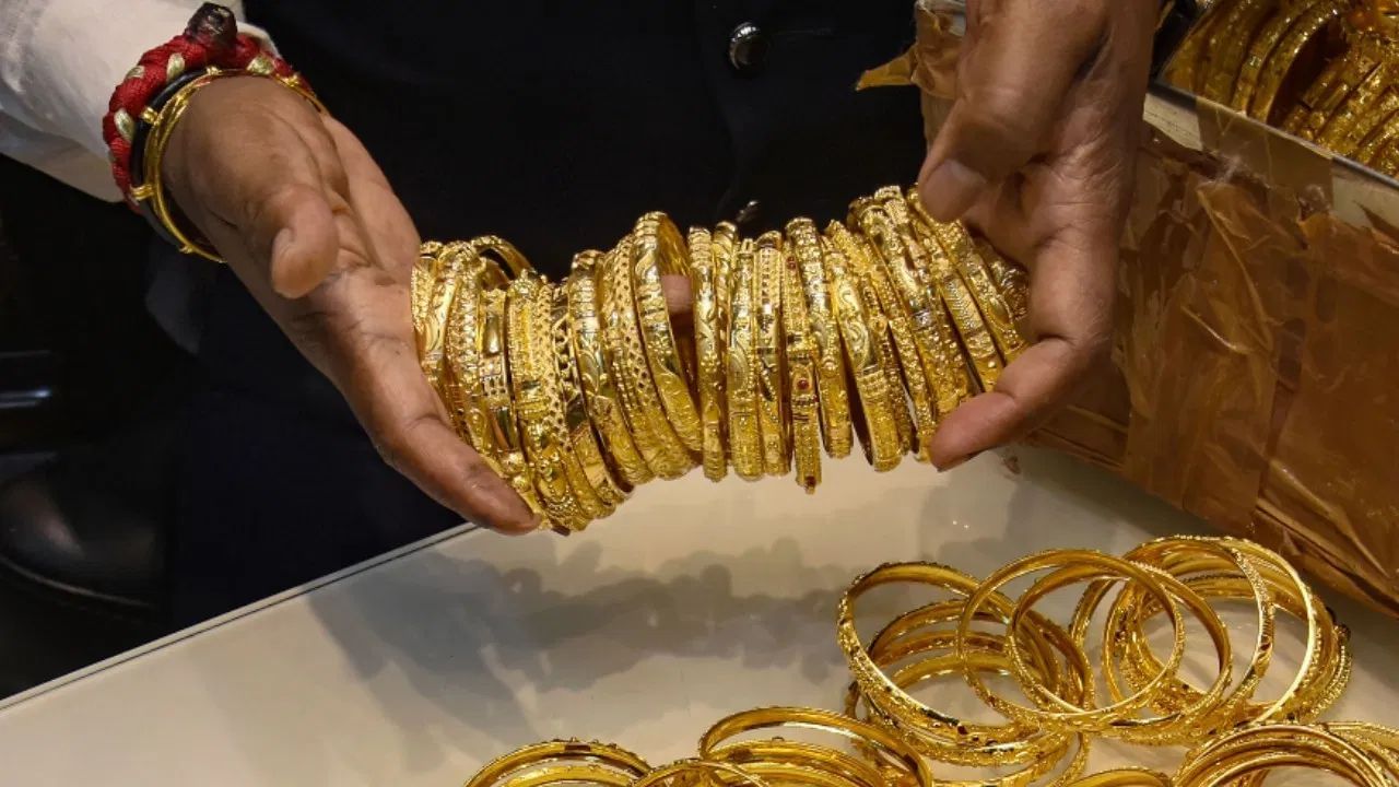 Gold Price Today: সপ্তাহের প্রথম দিনই কমল সোনার দর, আজই কিনবেন নাকি গয়না?