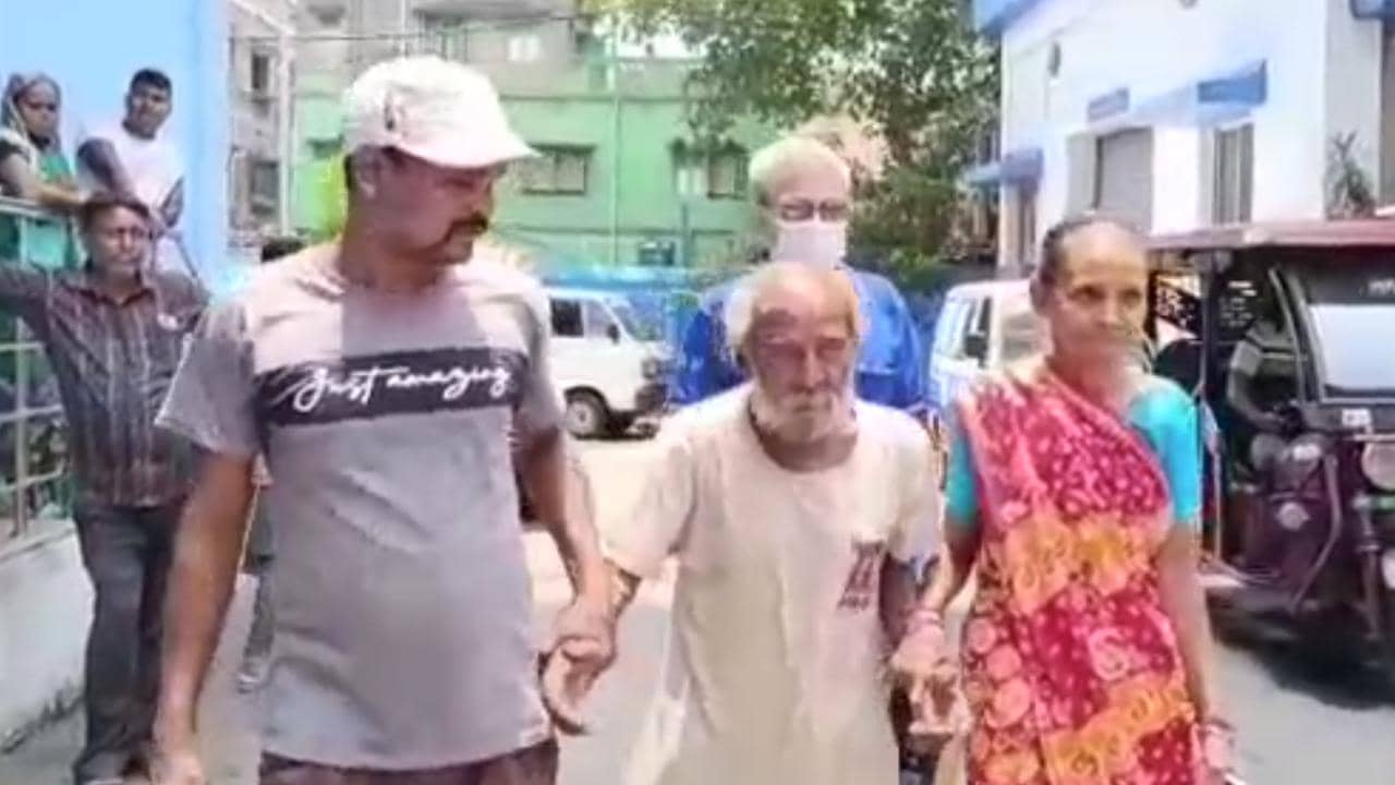 Hooghly: হারিয়ে গিয়েছিলেন দোলে, মিসিং ডায়েরিও হয়েছিল থানায়, শেষে কপাল জোরে এই যন্ত্রই ঘরে ফেরাল বৃদ্ধকে