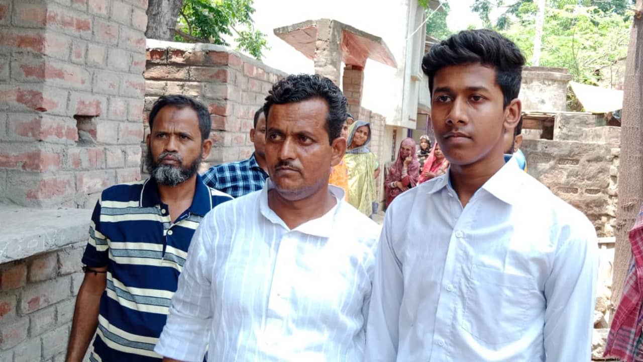 Madrasah Results: ভাঙাচোরা বেচেই সংসার টানে বাবা, দুঃস্থ পরিবারের সেই ছেলেই আজ মাদ্রাসায় প্রথম