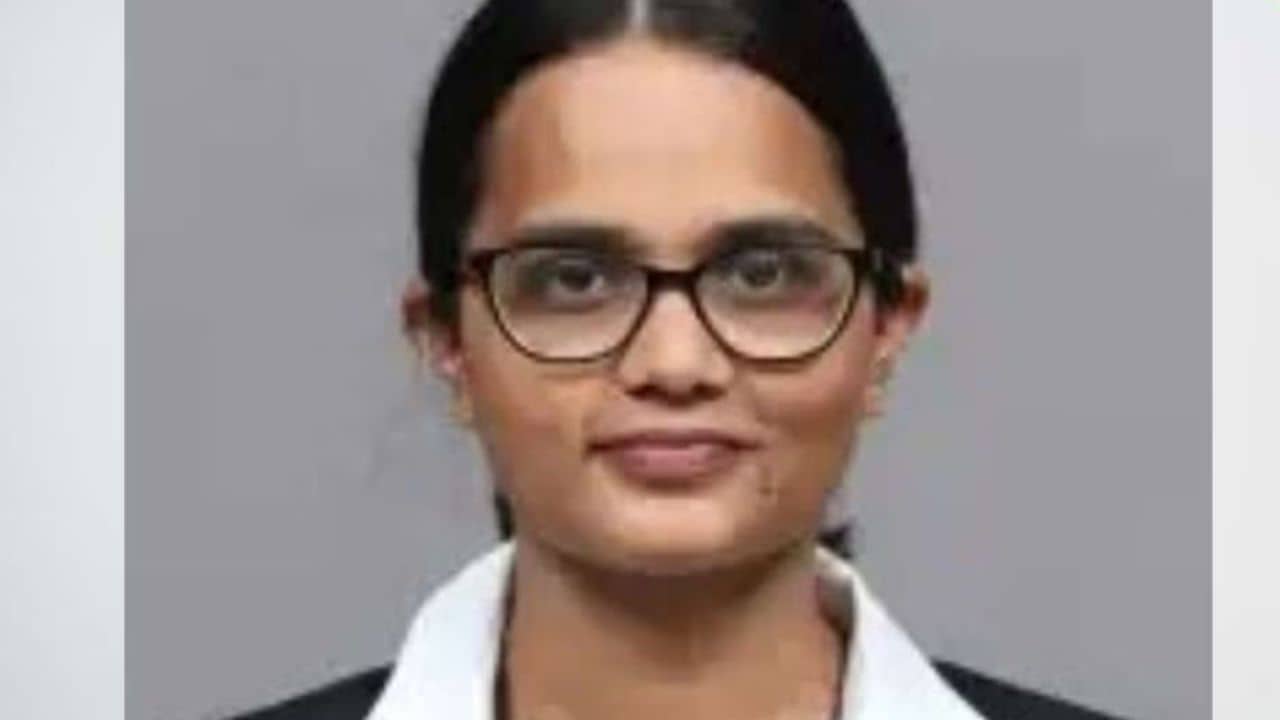 IIT Student Job: চাষির মেয়ে, পরিবারের প্রথম স্নাতক, IIT স্নাতক রাম্যার বেতন শুনলে চোখ কপালে উঠতে বাধ্য!