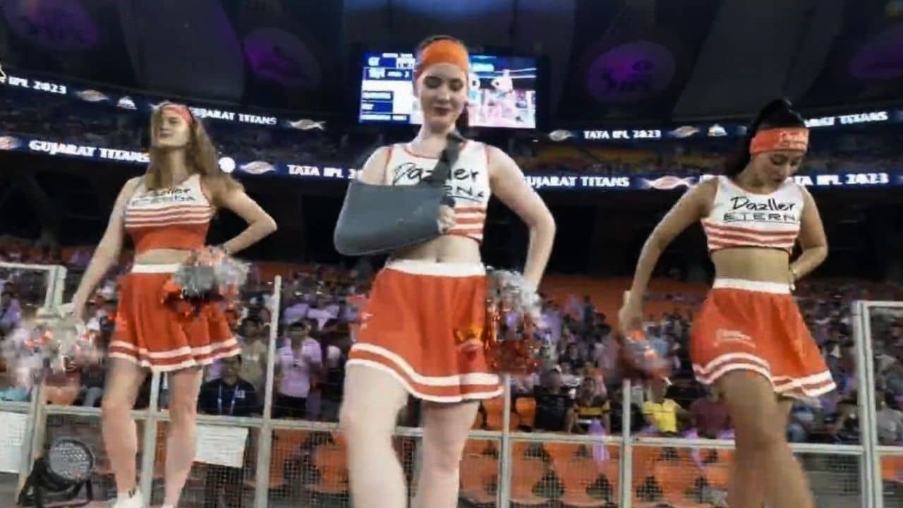 IPL Cheerleader: ভাঙা হাত নিয়ে পারফর্ম চিয়ারলিডারের, বুমরাকে শিক্ষা নিতে বললেন নেটিজেনরা!