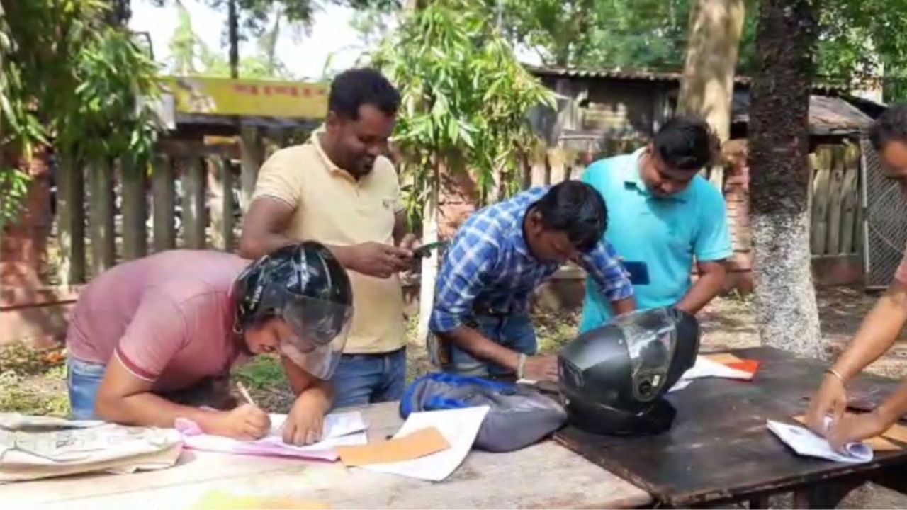 WB Bana Sahayak Application: ঘাস কাটা, সাপ ধরা কাজ, বনসহায়কের ১৫০ শূন্যপদে আবেদন বি.এ-এম.এ পাশ ২৭ হাজার প্রার্থীর WB Bana Sahayak Application: ঘাস কাটা, সাপ ধরা কাজ, বনসহায়কের ১৫০ শূন্যপদে আবেদন বি.এ-এম.এ পাশ ২৭ হাজার প্রার্থীর