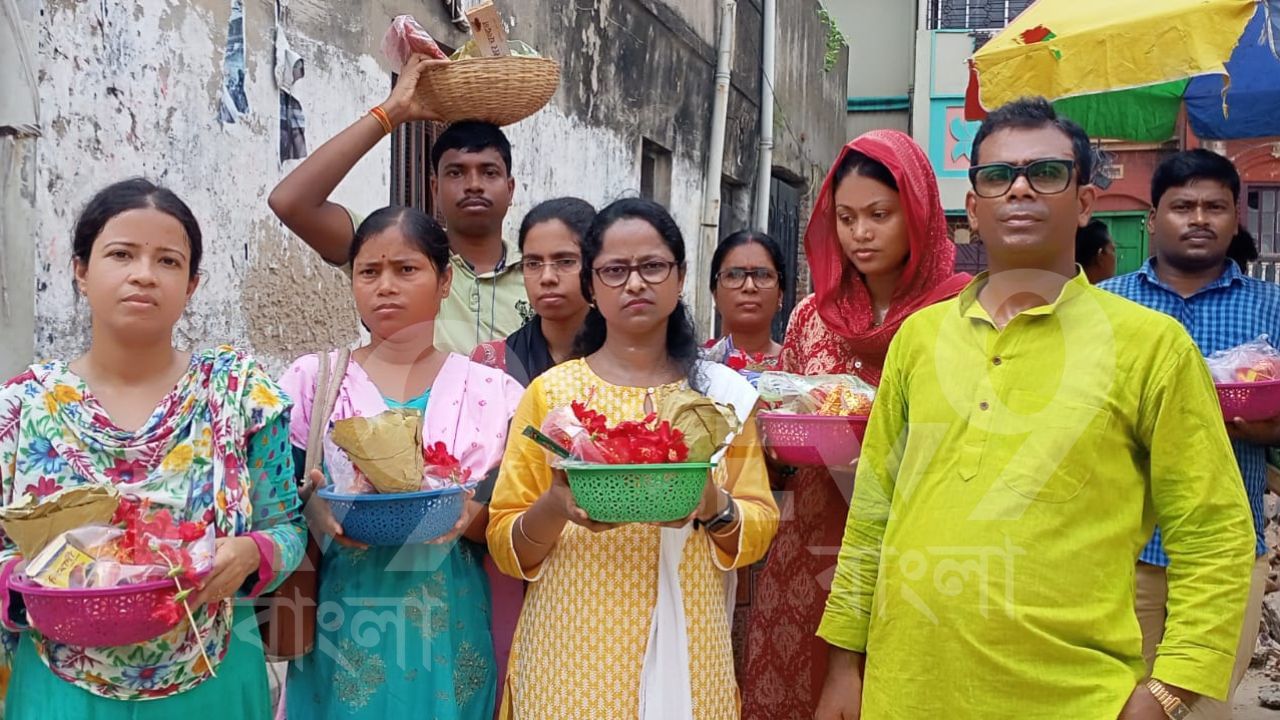 SLST Job Seekers: আন্দোলনের ৮০০ দিন, বেকারত্বের জ্বালা বুকে কালীঘাটের মন্দিরে 'বঞ্চিত' চাকরিপ্রার্থীরা