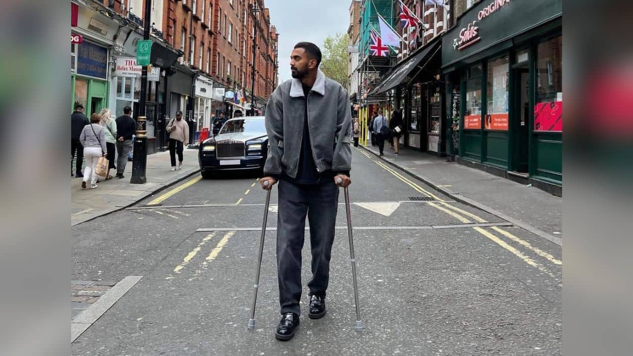 KL Rahul Injury : শিয়রে বিশ্বকাপ, ক্রাচে ভর করে লন্ডনের রাজপথে রাহুল