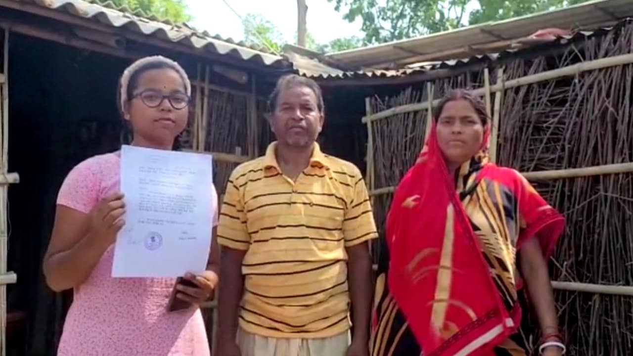 Kanyashree Prakalpa: কন্যাশ্রীর টাকা মাছ ব্যবসায়ীর অ্যাকাউন্টে, নার্সিং পড়ার স্বপ্ন বিশ বাঁও জলে রিকিতার