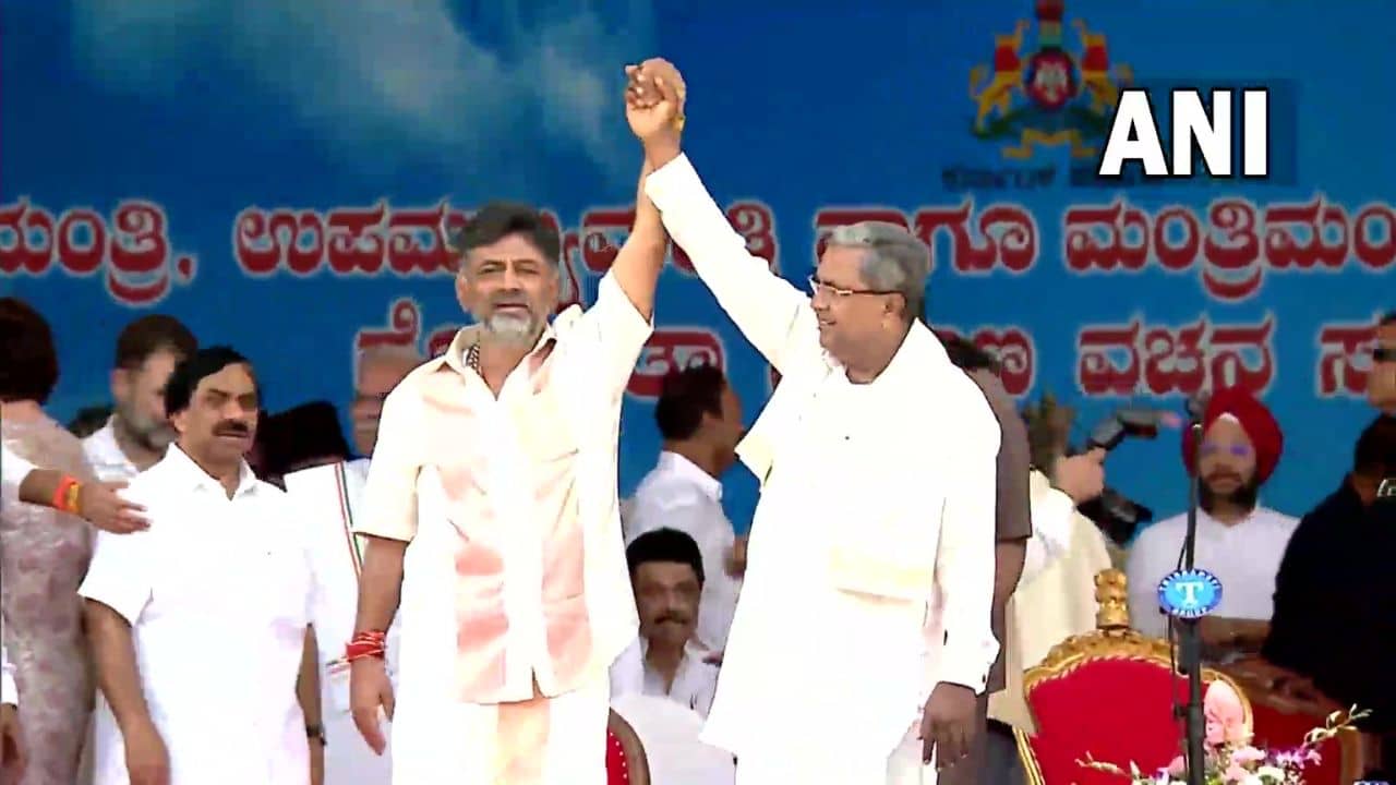 Karnataka Swearing-in Ceremony Highlights: আপাতত সুখী সংসার, যৌথ শপথ সিদ্দা-ডিকে-র