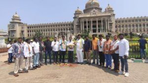 Karnataka Congress Workers: কর্নাটকের বিধানসভা চত্বর গো-মূত্র দিয়ে পরিষ্কার করলেন কংগ্রেস কর্মীরা 