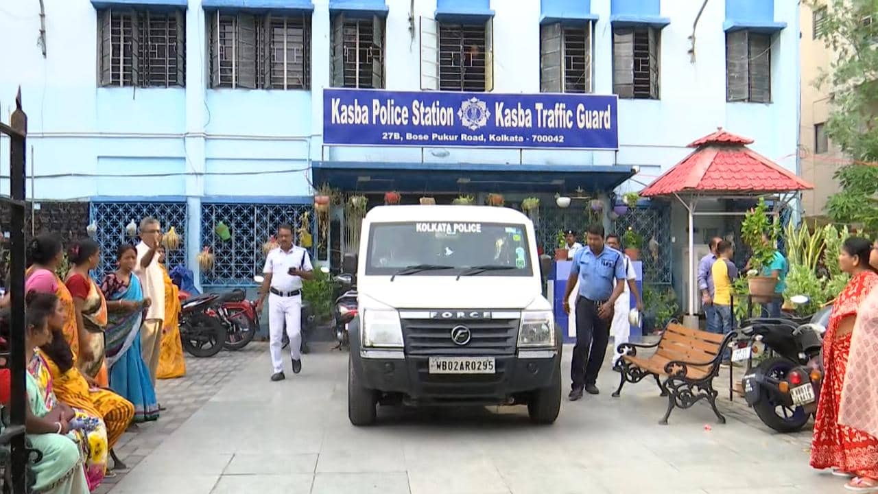 Physical harassment: কসবায় ৫ বছরের শিশুকন্যাকে যৌন হেনস্থার অভিযোগ ‘দাদার’ বিরুদ্ধে, থানার সামনে বিক্ষোভ স্থানীয় বাসিন্দাদের