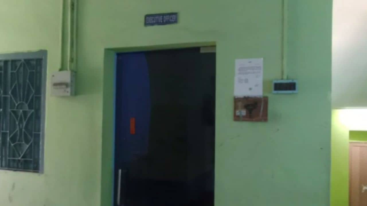 Katwa: দুর্নীতির অভিযোগ তুলে পুরসভার কাজ থেকে ইস্তফা এক্সিকিউটিভ অফিসারের