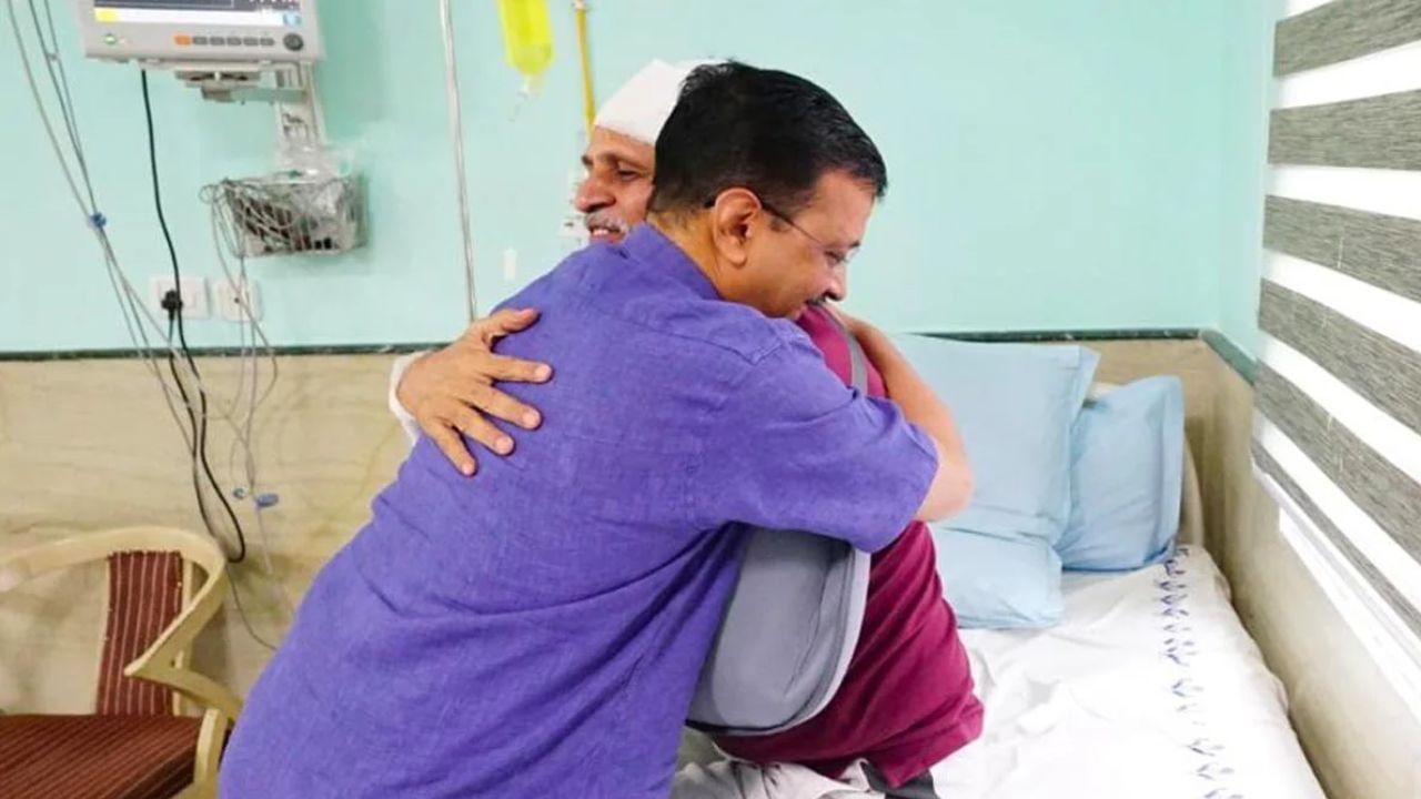 Arvind Kejriwal: হাসপাতালে সত্যেন্দ্রকে বুকে টেনে নিলেন কেজরীবাল, প্রাক্তন মন্ত্রীকে 'হিরো' আখ্যা মুখ্যমন্ত্রীর