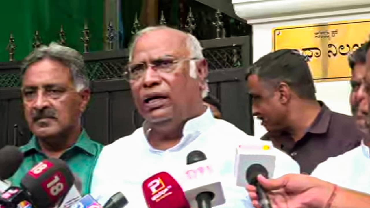 Karnataka Election 2023: বিজেপির দক্ষিণী গড়ে ভাঙন, দলকে দুর্দান্ত সাফল্য দিলেন সভাপতি খাড়্গে