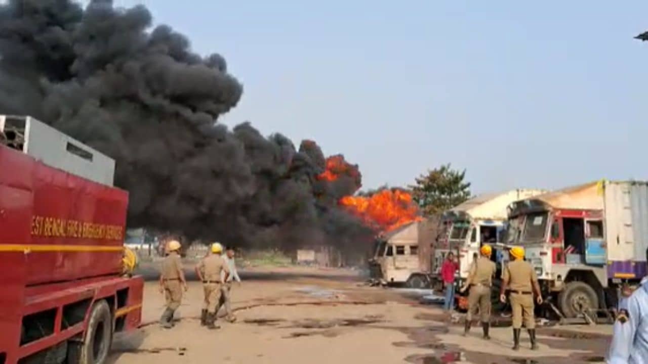 Dankuni toll plaza: গলগল করে বেরচ্ছে কালো ধোঁয়া, ডানকুনি টোল প্লাজায় ডিজেলের ট্যাঙ্কারে ভয়াবহ আগুন