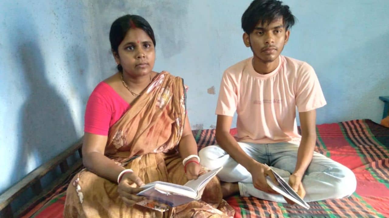 Higher Secondary Result: ছেলের থেকে ৪০ নম্বর বেশি পেয়ে আক্ষেপ মায়ের, নজির গড়লেন শান্তিপুরের লতিকা-সৌরভ