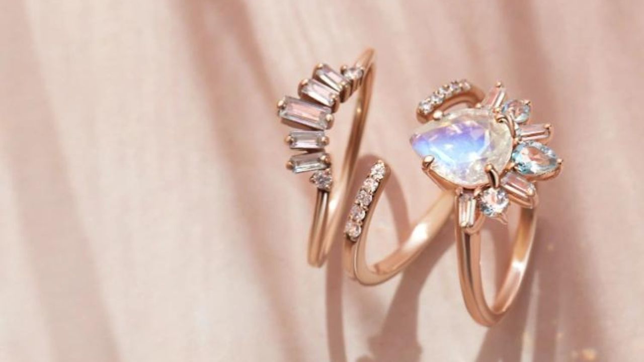 সনাতন ধর্মে জ্যোতিষশাস্ত্রের একটি গুরুত্বপূর্ণ স্থান রয়েছে। রাশিফলের গ্রহের অবস্থান জানার পর জ্যোতিষীরা মানুষকে রত্ন পরার পরামর্শ দেন। কুণ্ডলীতে শুভ গ্রহ দুর্বল ও অশুভ গ্রহ শক্তিশালী হলে ব্যক্তির জীবনে নানা সমস্যার তৈরি হয়।