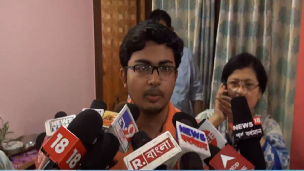 Madhyamik Result Out: ডাক্তার হয়ে গরিব মানুষদের নিঃস্বার্থভাবে সাহায্য করতে চান মাধ্যমিকে দ্বিতীয় শুভম