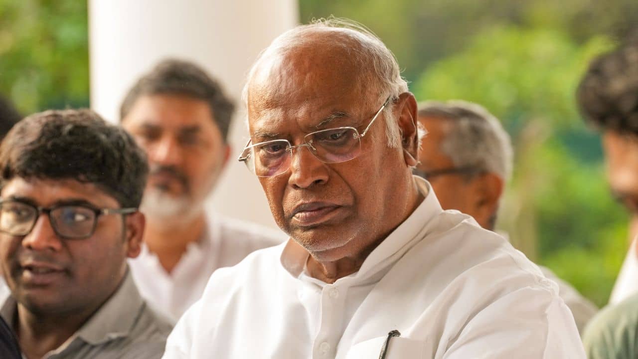 Mallikarjun Kharge: খাড়্গের বিরুদ্ধে ১০০ কোটি টাকার মানহানির মামলা, তলব করল পঞ্জাবের আদালত