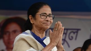 CM Mamata Banerjee: ট্রেনের গেটে দাঁড়িয়ে হাত নাড়লেন মুখ্যমন্ত্রী, এক ঝলক দেখতে উপচে পড়া ভিড় স্টেশনে